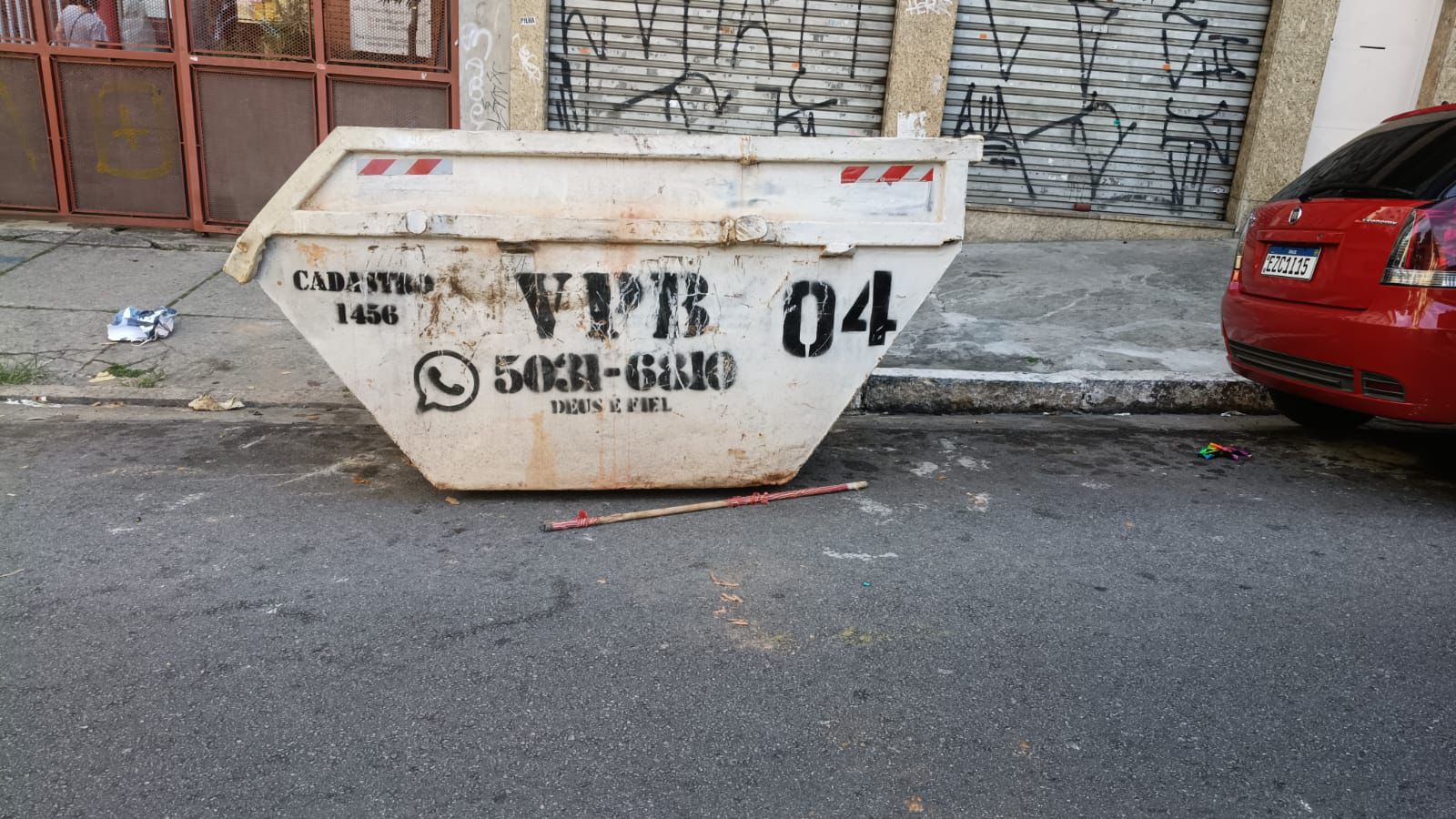 Caçamba VPB 04 em rua