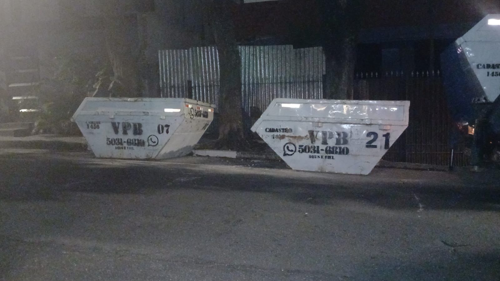 Caçambas VPB à noite