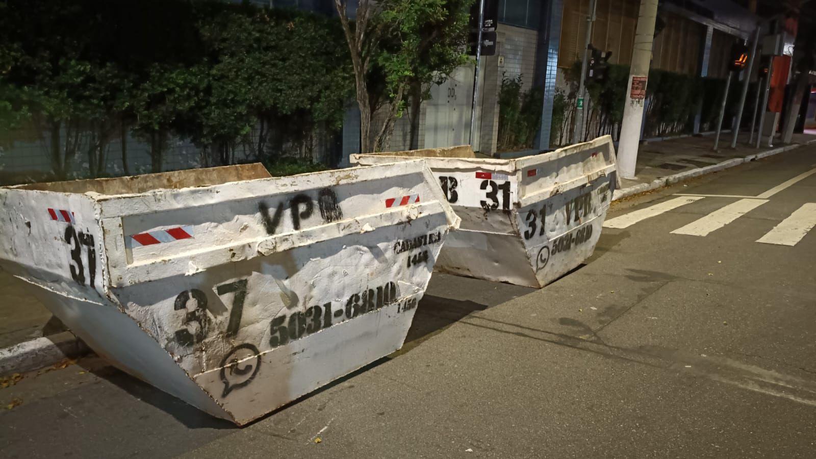 Caçambas VPB 31 na rua